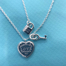 Colar Tiffany & Co. Pendente de Coração com Chave